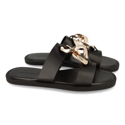 Sandalia Plana con Detalle Metalico