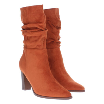 Bota de tacón con caña arrugada