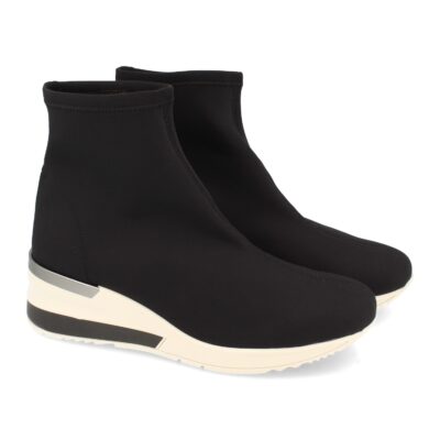 Zapatilla Abotinada de Cuña Hecha de Licra