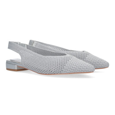 Zapato de salón de mujer elegante plano, destalonado.